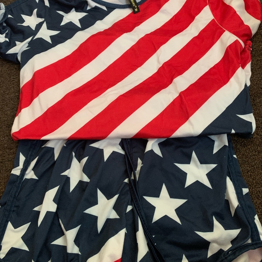 Medium women but fits like a small